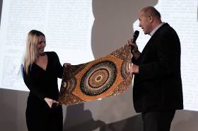 Šéfredaktorka časopisu Lidé a Země Lenka Klicperová a spisovatel Vladimír Plešinger. Šéfredaktorka časopisu Lidé a Země Lenka Klicperová a spisovatel Vladimír Plešinger.