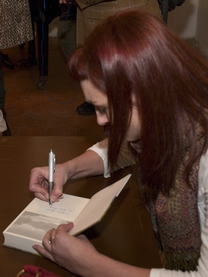 Kateřina Tučková podepisuje knihu výherkyni