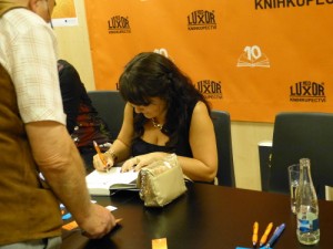 Michaela Burdová při autogramiádě