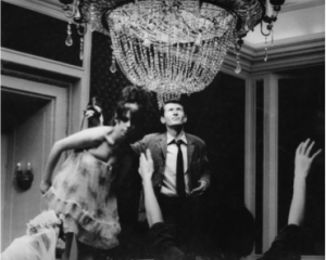 Natáčení závěrečné scény Sedmikrásek (1966), v níž padající lustr definitivně pohřbí snahu hrdinek dát dohromady to, co předtím zničily. Uprostřed kameraman Jaroslav Kučera, vlevo Jitka Cerhová jako Marie I, zády režisérka Věra Chytilová. Dole dvě z provokativních situací filmu, který je vyzývavě „věnován těm, kteří se rozhořčují pouze nad pošlapaným salátem“.