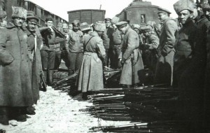 Odevzdávání zbraní podle dohody s Moskvou na nádraží v Penze