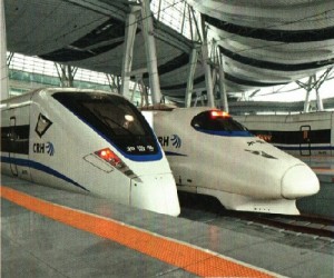 Čínské vysokorychlostní jednotky na Pekingském jižním nádraží. Vlevo je souprava CRH1E (Bombardier-Sifang), vpravo CRH2 (Sifang-Kawasaki).