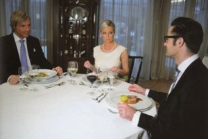 Jako první začíná jíst vždy hostitelka nebo nejvýznamnější osoba u stolu. Na banketech to je ten, který banket pořádá, doma maminka.