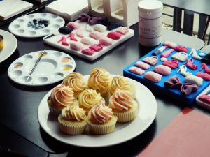 Návštěvníci si mohli ozdobit svůj vlastní dortík.