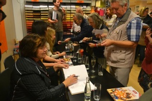 jak autorka, tak i protagonisté ze seriálu Ulice se podepisovali nadšeným fanouškům