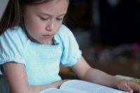 Dívka čte knihu