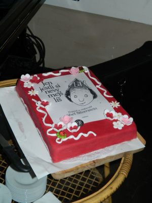 Zúčastnění byli obdarováni dortem s motivem obálky knihy.