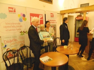 Ladislav Špaček a dort ve tvaru jeho knihy.