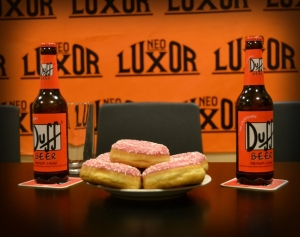 kromě piva Duff nesměly chybět ani koblihy s růžovou polevou