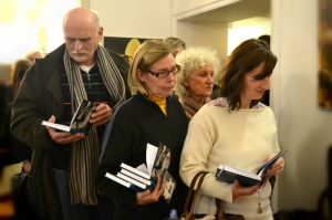 někteří si krátili chvíli listováním v knize