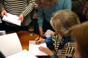 na začátku autogramiády paní Mládková nevěděla, komu se má dřív podepsat, fanoušci ji zcela obklopili