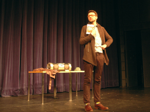 Lukáš Hejlík uvádí představení Bláznivá teta a já