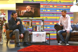 Pan Vlastimil Vondruška s moderátorem Bobem Švarcem.