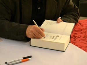 Pan Vondruška podepisoval všechny své knihy.