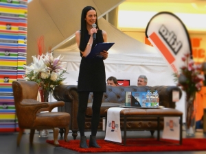 Moderátorka besedy.