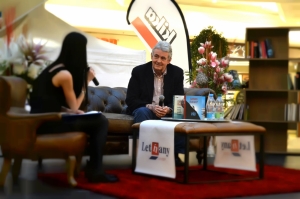 Simon Mawer s moderátorkou.