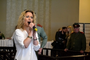 Ústřední píseň ze seriálu Zdivočelá země a Motlitba pro Martu zazněly z úst zpěvačky Evy Kleinové.