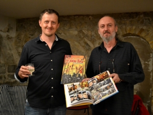 autoři Zdeněk Ležák a Michal Kocián se svou knihou Ve jménu Husa