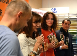 Sára Saudková knihu pokřtila se svými dvěma přáteli Václavem Marhoulem a Beatou Rajskou.