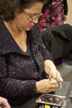 Autorka podepisuje audio verze Vražd s monogramem