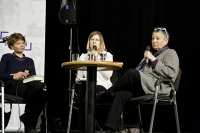 Ljudmila Ulická (vpravo) s překladatelkou Alenou Machoninovou (vlevo)