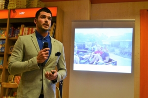 Lukáš Kerhart během svého vyprávění přítomným pustil prezentaci ze snímků, které udělal na cestách.