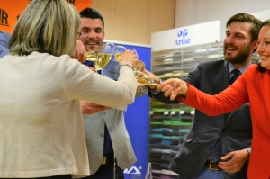 Kniha se dokonce polévala šampaňským. 