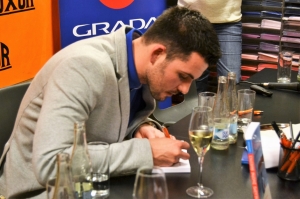 Po křtu následovala autogramiáda.