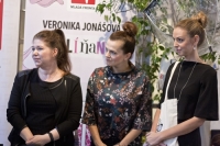 Veronika Jonášová (vpravo) s kmotrami