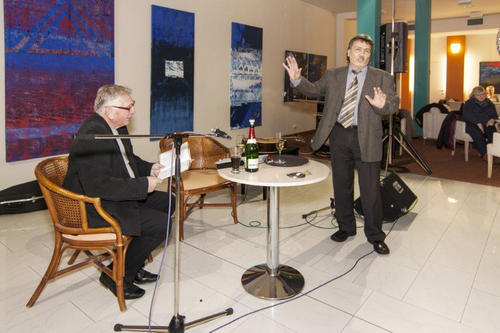 Autorská dvojice knihy Kino v hlavě básník M. Hanáček, výtvarník Jan Samec, ředitel galerie Karlovy Vary a moderátor večera Jiří Halberštát