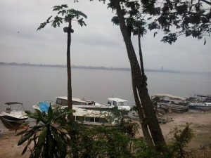 Přes majestátní řeku Kongo je vidět Kinshasa.