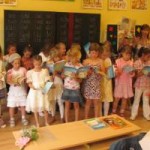 Prvňáčci dostali od knihovny k vysvědčení i knihu