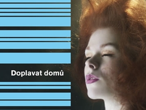 Idylická rodinka na dovolené a nahá žena v bazénu