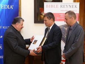 Kardinál Duka převzal Bibli Reynek v hodnotě 65 tisíc korun