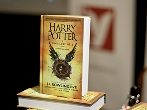 Čeští čtenáři se dočkali. Harry Potter a prokleté dítě je na světě
