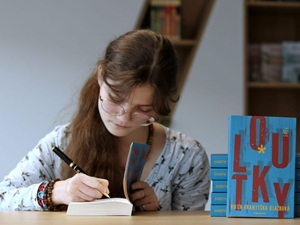 „Psaní je pro mě vlastně takový druh terapie, takže se snažím psát, co nejvíc to jde,“ říká mladá autorka Ruth Františka Blažková